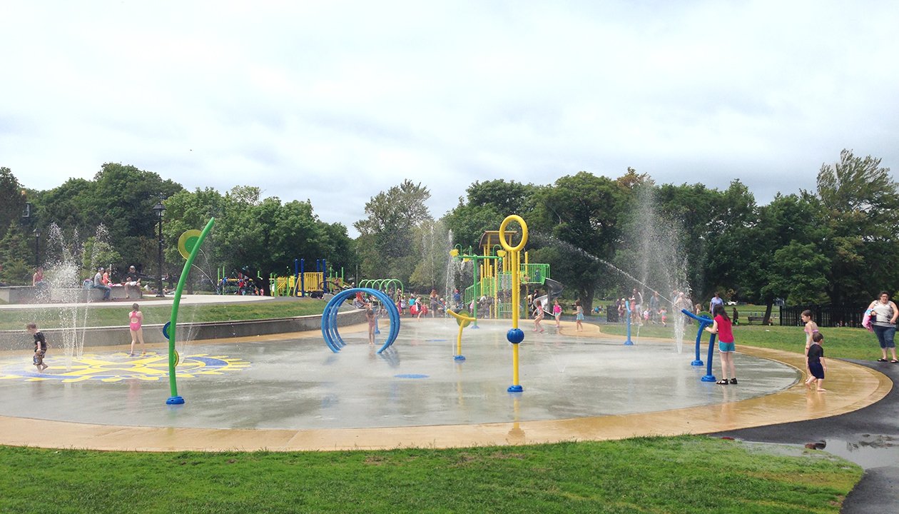 Children enjoying the Bannerman Park Splashpad