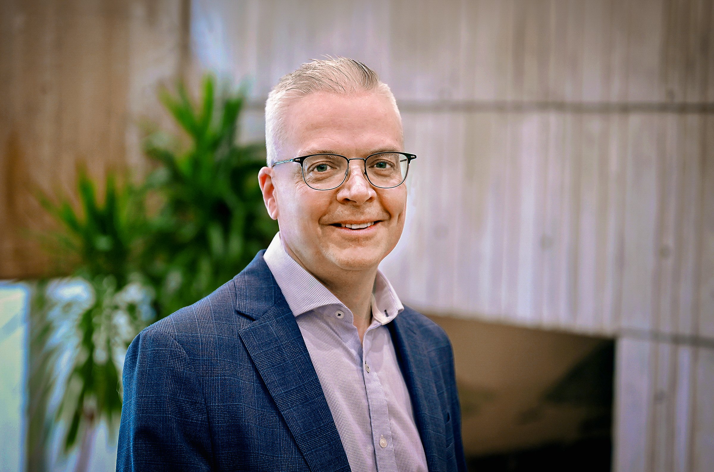 headshot for Derek Coffey