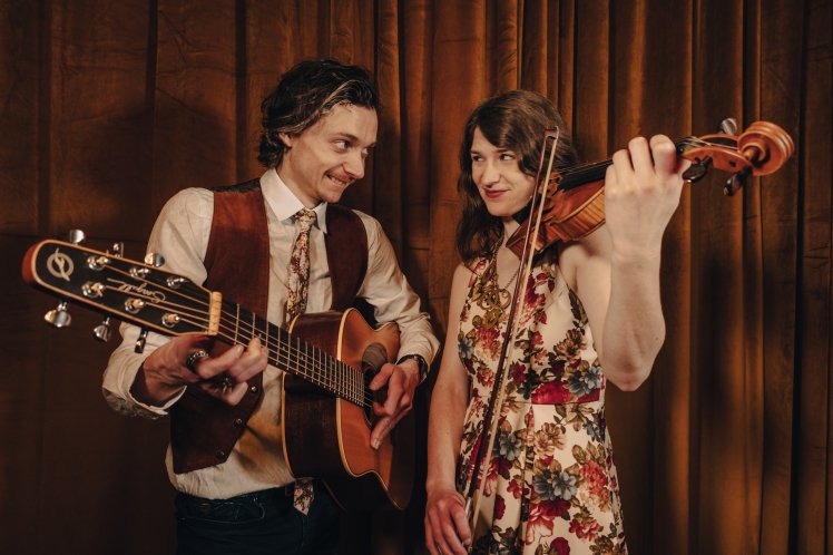 the band Youngtree & Carole Bee